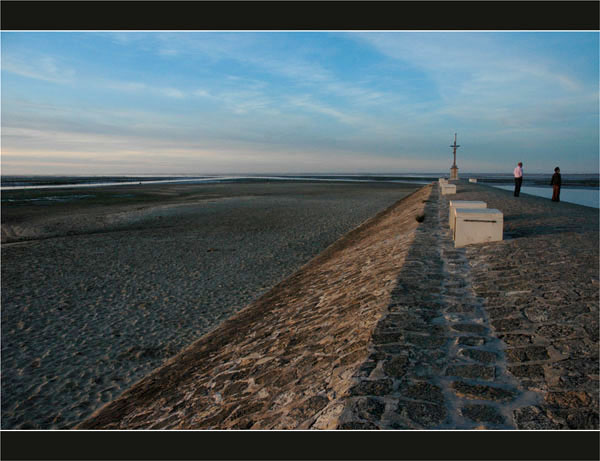 BLOG-DSC_2522-promeneurs jetée Larros crépuscule