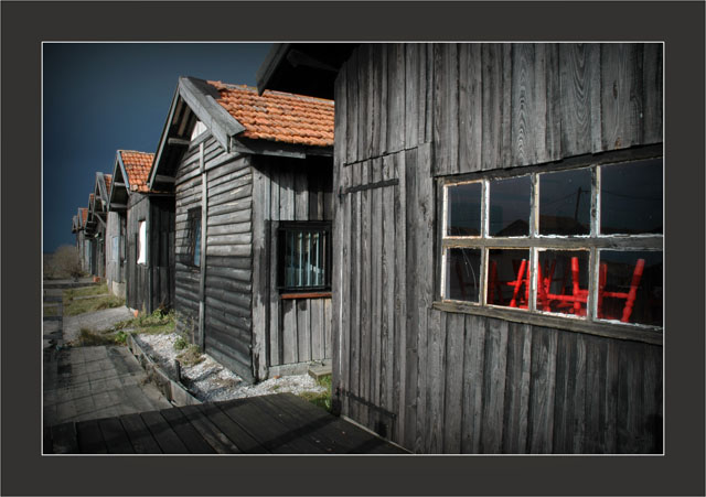 BLOG-DSC_4044-cabane meubles rouges port du Canal