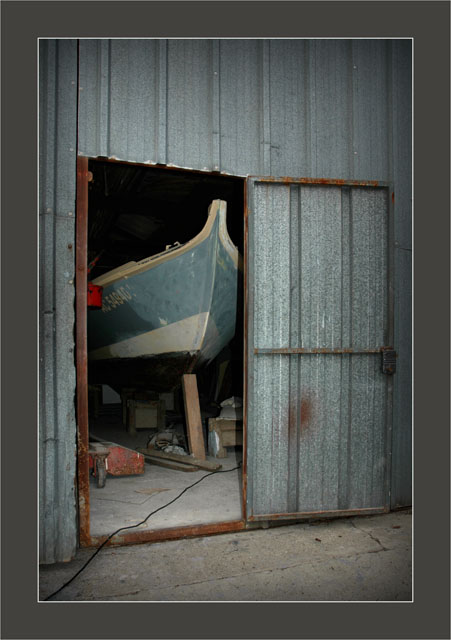 BLOG-DSC_4186-porte ouverte sur pinasse chantier D Larros