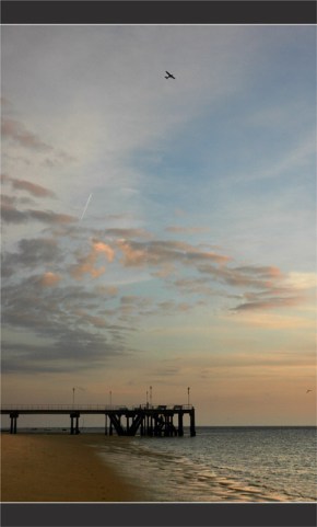 BLOG-DSC_6052-avion, sillage, nuages, mouettes jetée du Moulleau au couchant