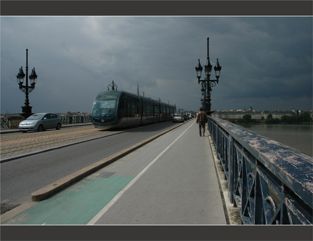 BLOG-DSC_6371-tram voitures et passant pont de pierre Bordeaux