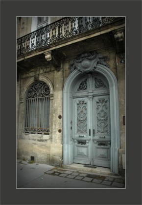 BLOG-DSC_6381-façade porte fer forgé bleue et balcon Bordeaux Bastide
