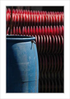 BLOG-DSC_6840-bidon bleu et collecteurs lamelles rouges la Hume