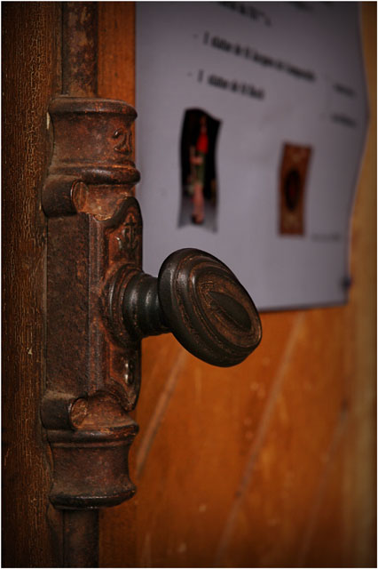 BLOG-DSC_8505-poignée porte église du Teich et affiche année jacquaire