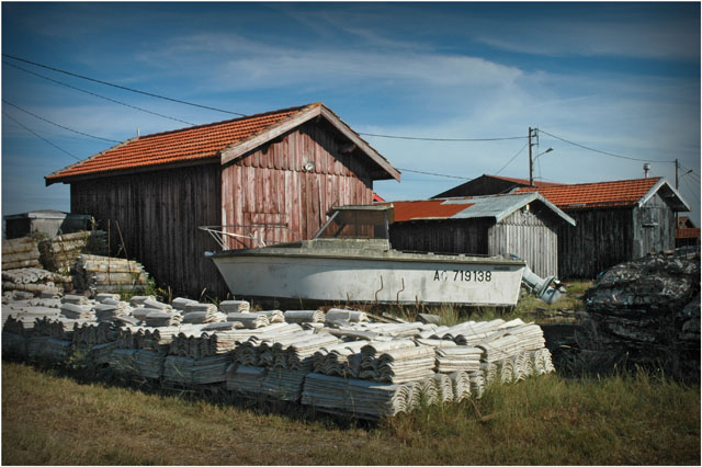 BLOG-DSC_9044-tuiles chaulées, bateau et cabanes port Gujan