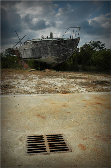 BLOG-DSC_9164-grille regard et vieille coque Meyran