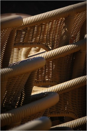 BLOG-DSC_9731-fauteuils rotin empilés plage Arbousiers