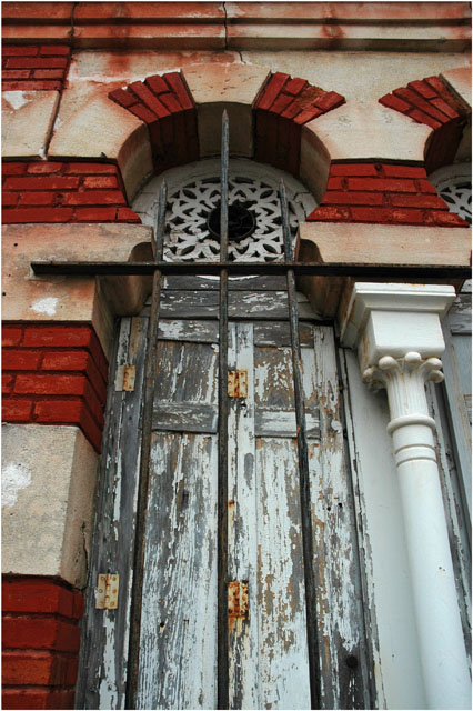 BLOG-DSC_9975-fenêtre délabrée entrée parc mauresque