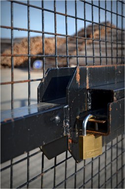 BLOG-DSC_06842-portail et cadenas aire de stockage Sylvabelle le Teich