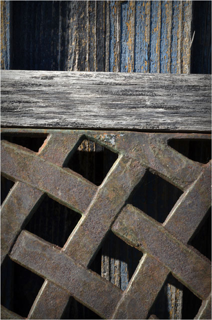 BLOG-DSC_08459-banc fonte et bois cabane peinture écaillée