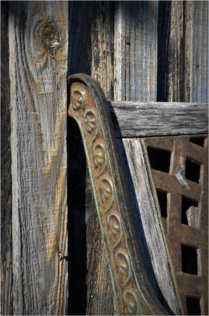 BLOG-DSC_08460-banc fonte et bois cabane peinture écaillée