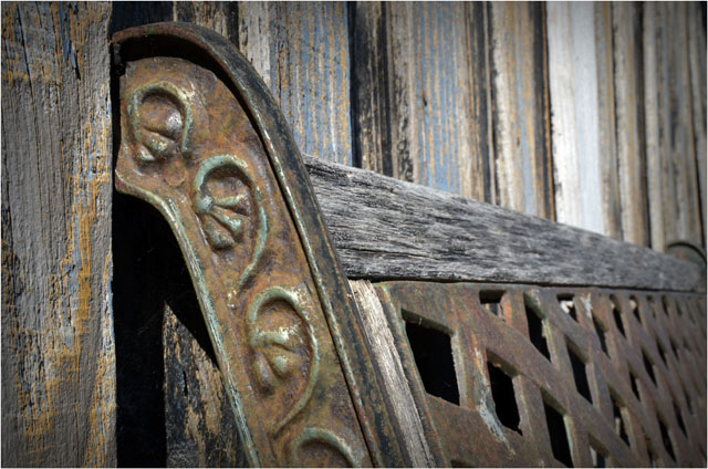 BLOG-DSC_08461-banc fonte et bois cabane peinture écaillée