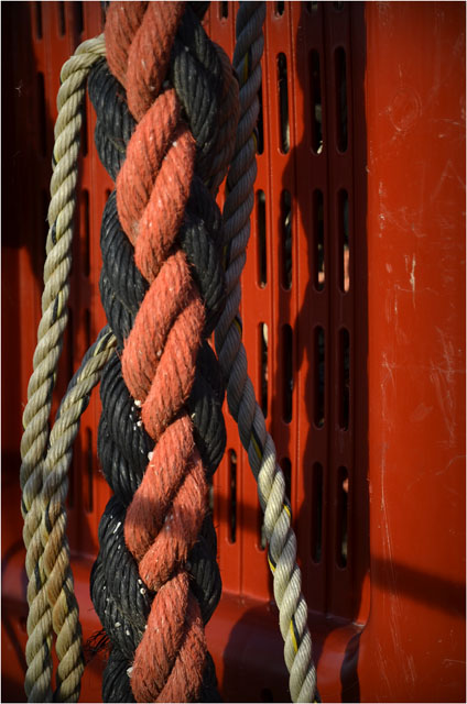 BLOG-DSC_09472-cordes sur casier plastique rouge