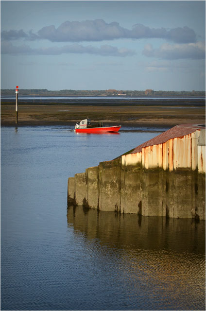 BLOG-DSC_09497-bateau rouge retour port du Canal