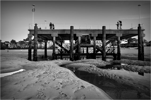 BLOG-DSC_10975-extrémité jetée du Moulleau front de mer marée basse N&B