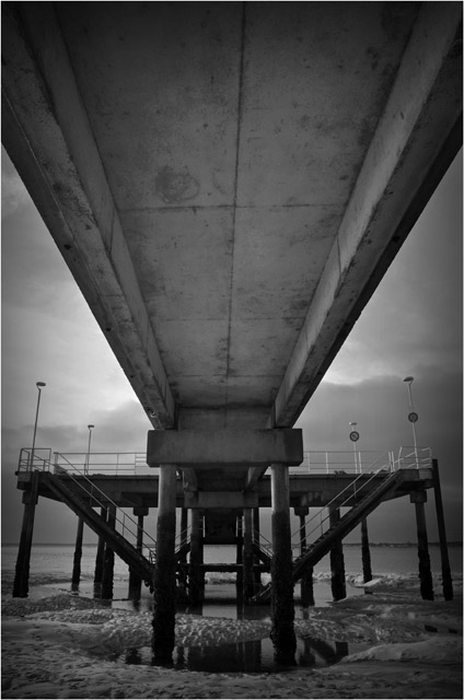 BLOG-DSC_10994-dessous jetée du Moulleau marée basse N&B