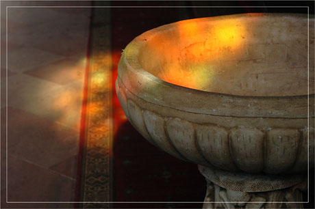 BLOG-DSC_7042-reflet vitrail sur fond baptismal