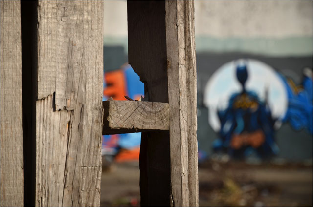BLOG-DSC_12571-palette bois et tag Catwoman friche Beynel
