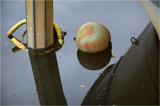 BLOG-DSC_14776-piquet amarrage et reflet bouée Ultra