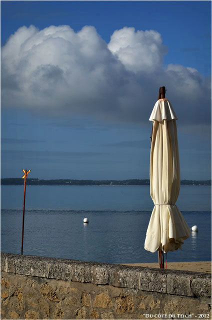 BLOG-DSC_17165-parasol balise nuages plage Moulleau