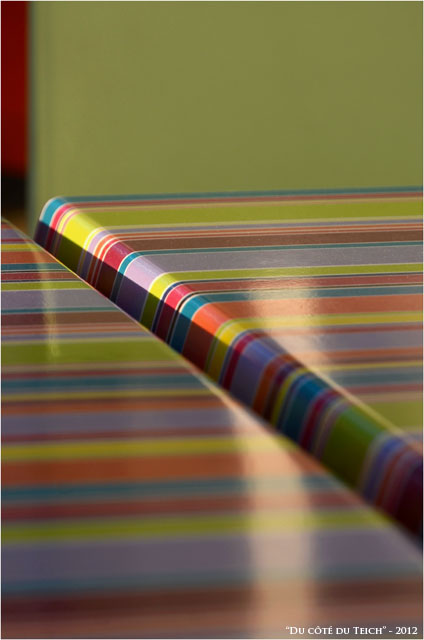 BLOG-DSC_17540-tables rayées et chaise terrasse Andernos