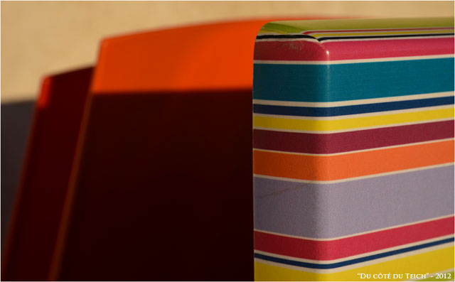 BLOG-DSC_17541-table rayée pliée et chaises terrasse Andernos