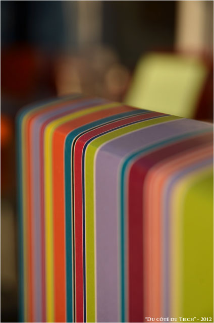 BLOG-DSC_17543-table rayée pliée et chaise terrasse Andernos