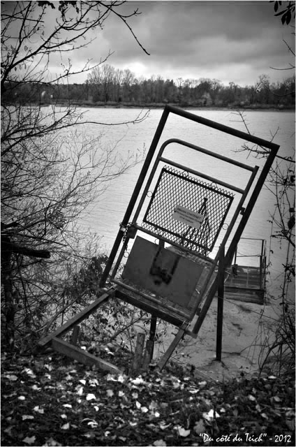 BLOG-DSC_17928-portillon ponton Rives d'Arcins Garonne N&B