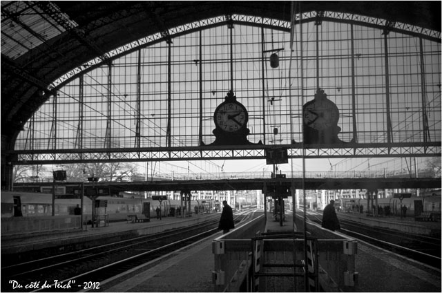 BLOG-DSC_18064-reflet pendule gare Bordeaux St Jean N&B