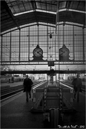 BLOG-DSC_18066-passant et reflet pendule gare Bordeaux St Jean N&B BLOG-DSC_18066-passant et reflet pendule gare Bordeaux St Jean N&B