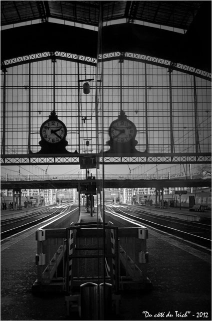 BLOG-DSC_18066-quai et reflet pendule gare Bordeaux St Jean N&B