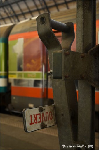 BLOG-DSC_18073-détail quai gare et wagon téoz BLOG-DSC_18073-détail quai gare et wagon téoz