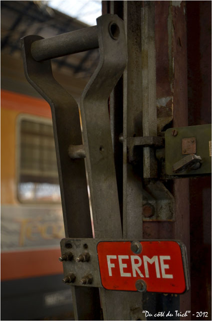 BLOG-DSC_18075-détail quai gare et wagon Corail Téoz