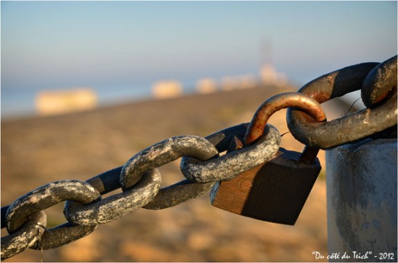 BLOG-DSC_18178-cadenas et chaîne jetée port Larros