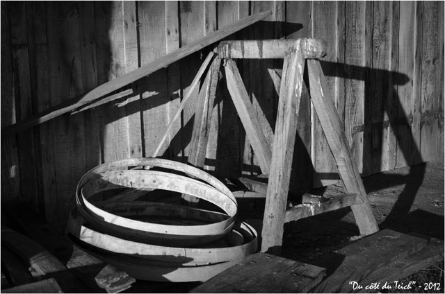 BLOG-DSC_18182-tréteaux et cerclages tonneaux cabane Larros N&B