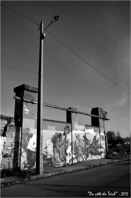 BLOG-DSC_18263-tags et réverbère Bacalan bassins à flot N&B