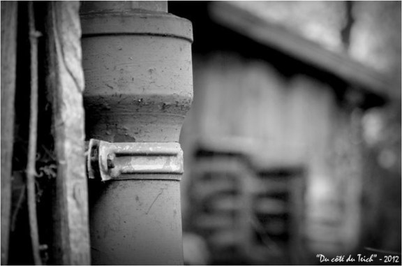 BLOG-DSC_18326-gouttière et tuiles empilées domaine Certes N&B