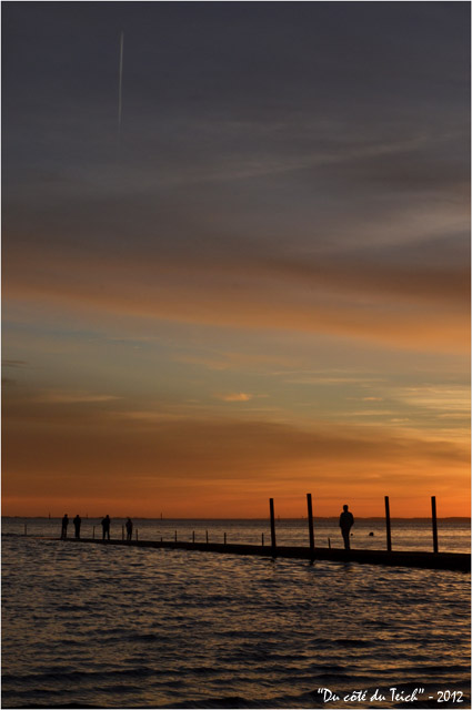 BLOG-DSC_18645-promeneurs jetée plage Arès au couchant