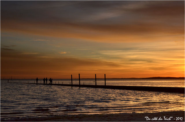 BLOG-DSC_18648-promeneurs jetée plage Arès au couchant 2