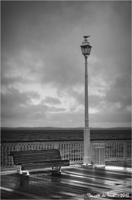 BLOG-DSC_18927-banc reverbère mouette et pluie jetée Thiers Arcachon N&B BLOG-DSC_18927-banc reverbère mouette et pluie jetée Thiers Arcachon N&B
