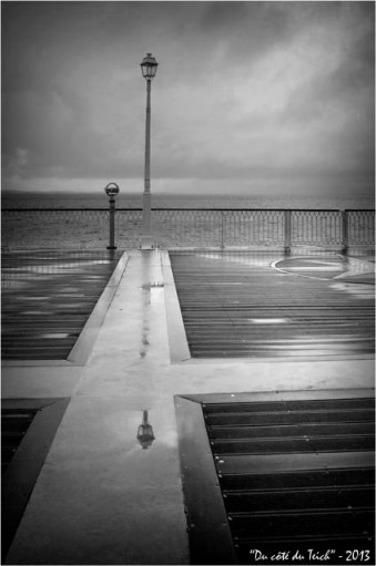 BLOG-DSC_18929-reflet réverbère et pluie jetée Thiers Arcachon N&B BLOG-DSC_18929-reflet réverbère et pluie jetée Thiers Arcachon N&B
