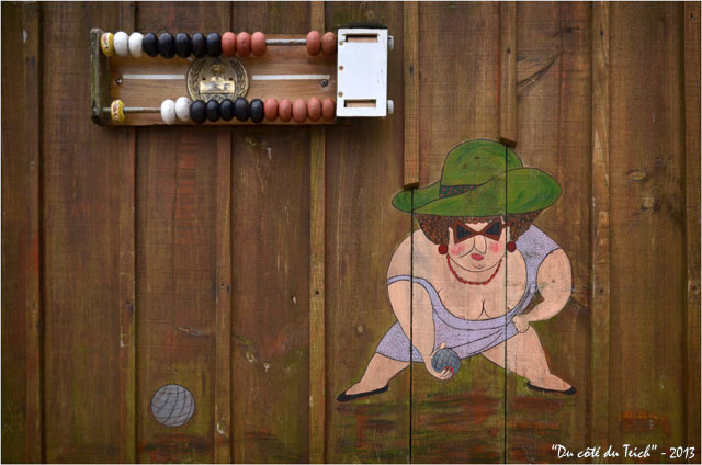 BLOG-DSC_19042-joueuse de pétanque et compteur points village de l'Herbe