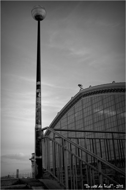 BLOG-DSC_19261-réverbère et verrière gare Bordeaux St Jean N&B