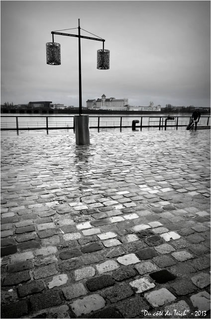 BLOG-DSC_19288-pavés  réverbère et Garonne quai des marques Bordeaux N&B