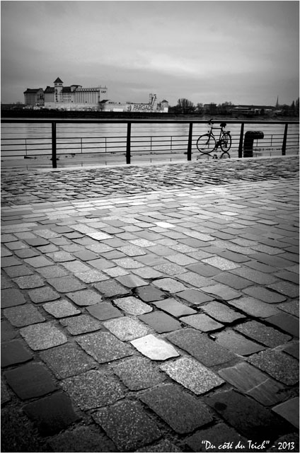 BLOG-DSC_19296-pavés quai des marques Bordeaux et Garonne N&B