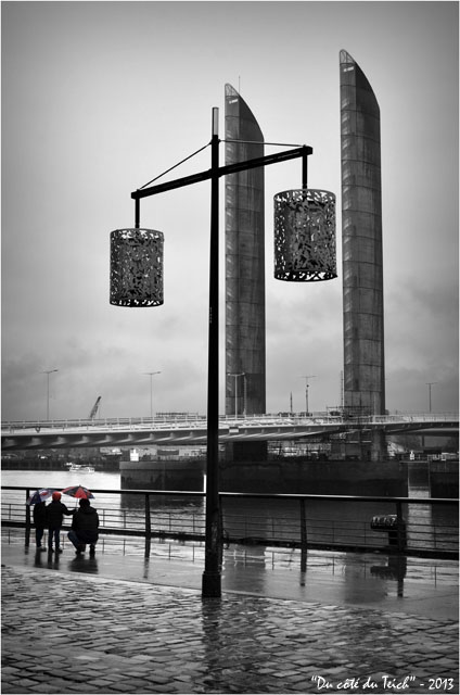 BLOG-DSC_19300-enfants parapluies quai des marques et pont Chaban Delmas Bacalan Bastide Bordeaux N&Rouge