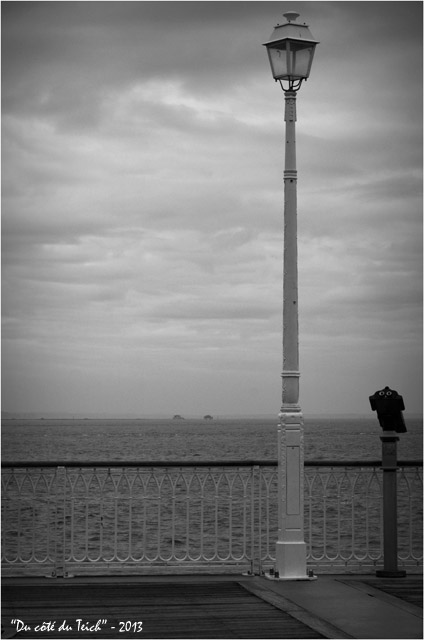 BLOG-DSC_19464-réverbère jetée Thiers et Tchanquées N&B