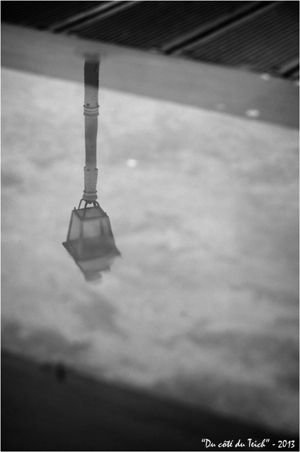 BLOG-DSC_19466-reflet réverbère jetée Thiers N&B