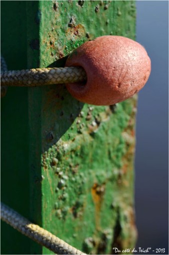 BLOG-DSC_19664-flotteur et poutre métal quai port Arès BLOG-DSC_19664-flotteur et poutre métal quai port Arès