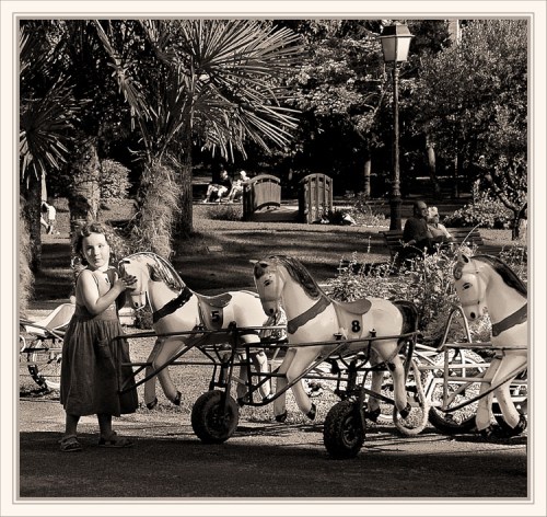 CP-DSC_1580-fillette & chevaux grain sépia